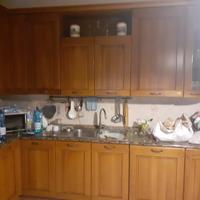 Cucina Scavolini in legno con piano in marmo