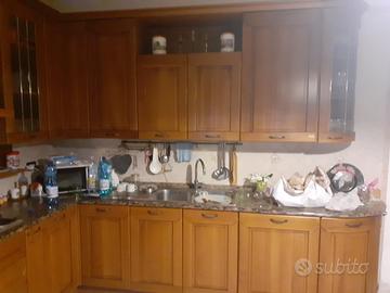 Cucina Scavolini in legno con piano in marmo