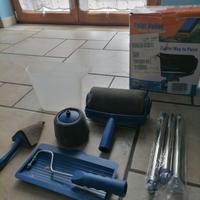 Rullo con contenitore per imbiancare