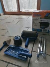 Rullo con contenitore per imbiancare