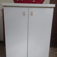 Mobiletto in legno bianco