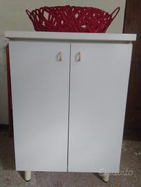 Mobiletto in legno bianco