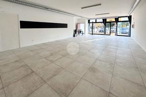 NEGOZIO A PORTO MANTOVANO