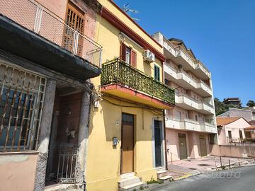 Soluzione semi indipendente su due piani in Via D