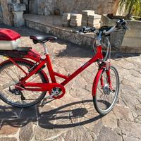 bicicletta con pedalata assistita elettrica