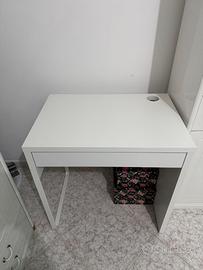 Piccola scrivania Ikea 73x50cm e altezza 75cm
