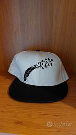 Cappello bianco con visiera