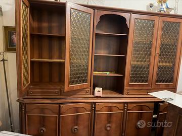 Credenza com vetrine e cassetti