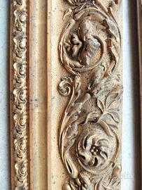 cornice in legno con bassorilievo 