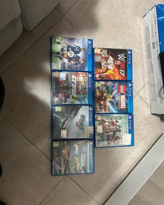 Play 4 con tutti i cavi e i giochi