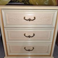 Comodino classico in legno colore crema