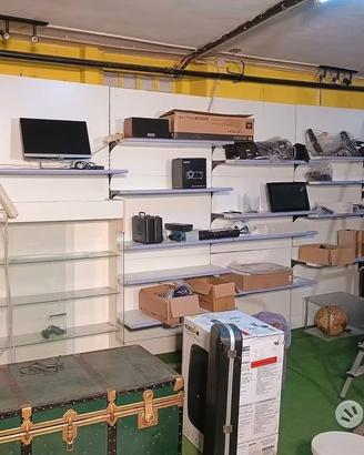 arredamento negozio, scaffali oltre 20 mt lineari