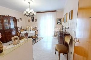 Ampio e luminoso trivani in buono stato!