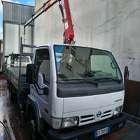 Nissan cabstar con gru