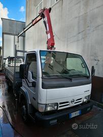 Nissan cabstar con gru