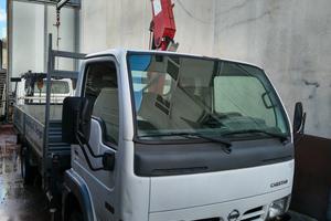 Nissan cabstar con gru