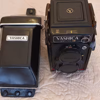 Yashica MAT-124G