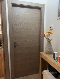 Porta con montante e maniglia