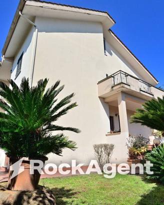 Villa di 250 m² con più di 5 locali a Aprilia
