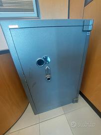 Cassaforte con serratura e maniglione blindata 