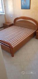 Letto matrimoniale in legno con reti in ferro