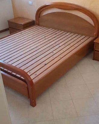 Letto matrimoniale in legno con reti in ferro