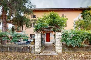 AMPIA CASA INDIPENDENTE CON QUATTRO CAMERE, GIARDI