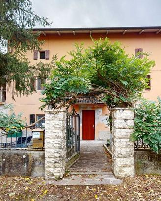 AMPIA CASA INDIPENDENTE CON QUATTRO CAMERE, GIARDI