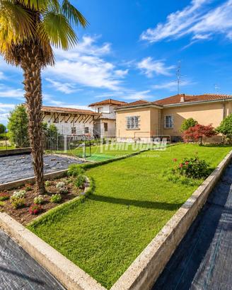 VILLETTA LIBERA SU QUATTRO LATI CON GIARDINO PRIVA