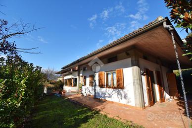 VILLA SINGOLA A BOLLENGO