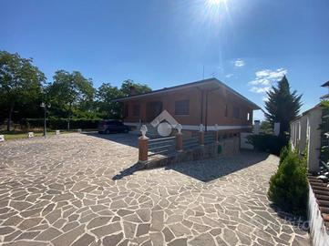 VILLA SINGOLA A AVEZZANO