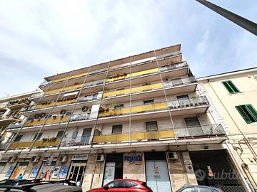 Pressi Via Palermo bassa, ampio locale magazzino