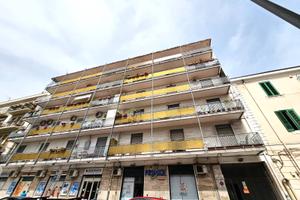 Pressi Via Palermo bassa, ampio locale magazzino