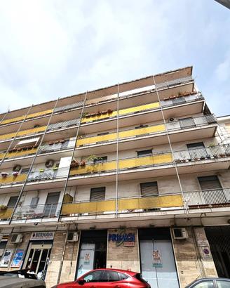 Pressi Via Palermo bassa, ampio locale magazzino