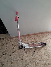 monopattino bambina estate rosa garage spazio