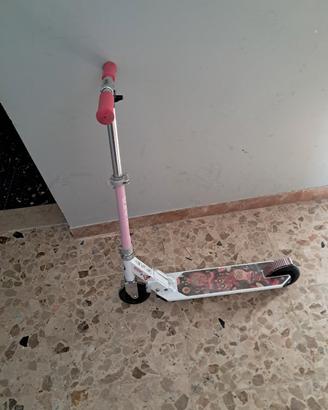 monopattino bambina estate rosa garage spazio