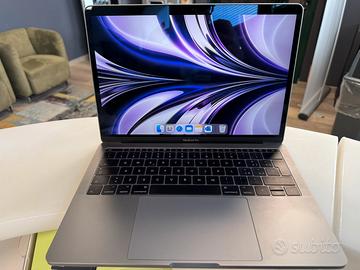Macbook Pro 2017 con carica e hub