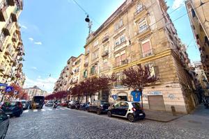 4 LOCALI A NAPOLI