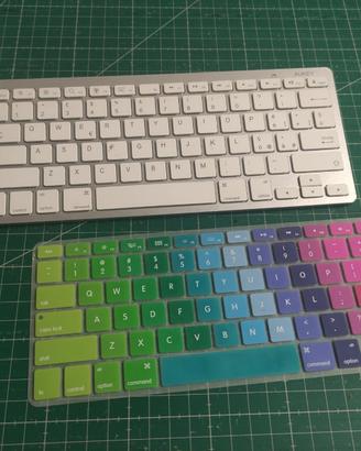 Tastiera senza fili bianca compatta, tasti colorat