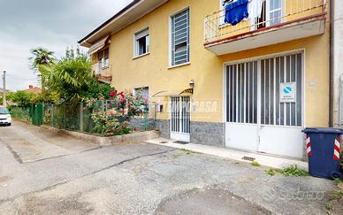 VILLA TRIFAMILIARE CON AMPIO GIARDINO PRIVATO !