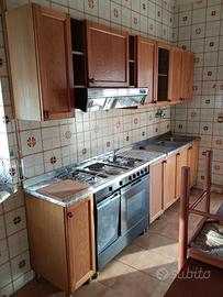 Cucina con piano in marmo