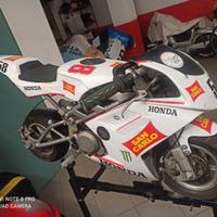 Minimoto raffreddata a liquido 