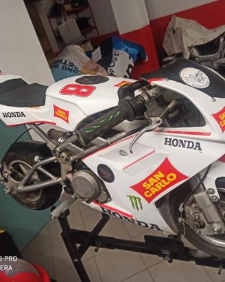 Minimoto raffreddata a liquido 