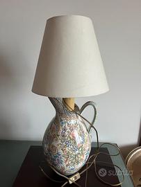 Lampada in vaso decorato.