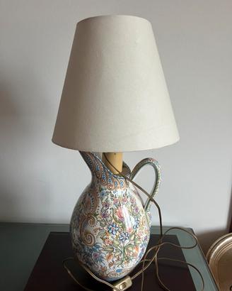 Lampada in vaso decorato.