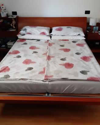 Letto in ciliegio con panche giro letto