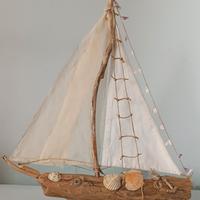 Barca a vela in legno di mare 