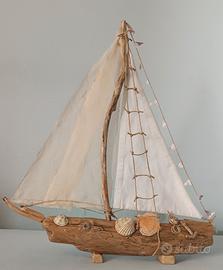 Barca a vela in legno di mare 