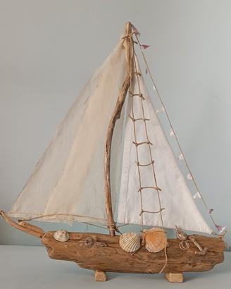 Barca a vela in legno di mare 