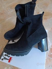 Stivaletto di camoscio 